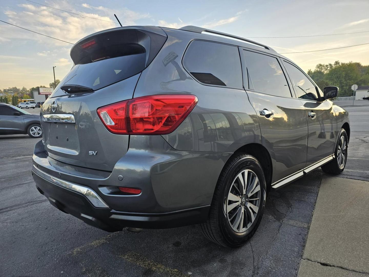 2018 GRAY /BLACK Nissan Pathfinder S 2WD (5N1DR2MN1JC) with an 3.5L V6 DOHC 24V engine, CVT transmission, located at 502 South Main Street, Columbia City, IN, 46725, (260) 244-4645, 41.151382, -85.490578 - Photo#2