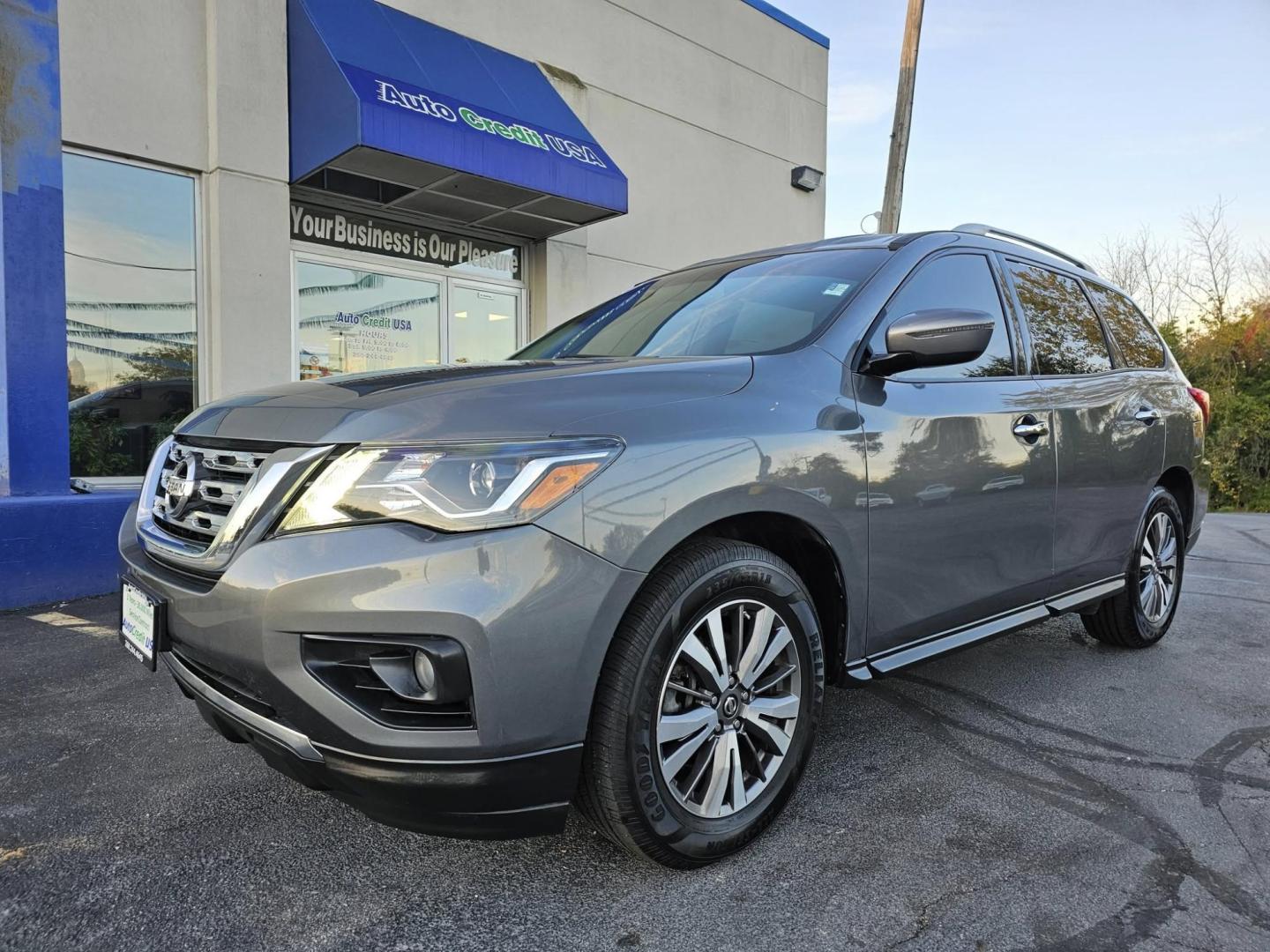 2018 GRAY /BLACK Nissan Pathfinder S 2WD (5N1DR2MN1JC) with an 3.5L V6 DOHC 24V engine, CVT transmission, located at 502 South Main Street, Columbia City, IN, 46725, (260) 244-4645, 41.151382, -85.490578 - Photo#0