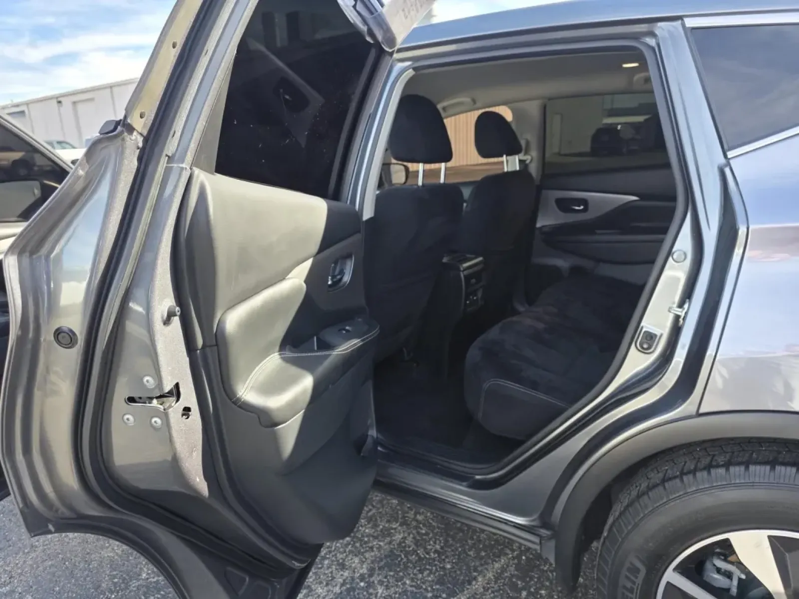 2020 Nissan Murano (5N1AZ2AJ7LN) with an Other engine, located at 15 Petro Dr, Warsaw, IN, 46582, (574) 306-0055, 41.273563, -85.857544 - **Elevate Your Lifestyle with the 2020 Nissan Murano - Perfect for Every Journey!**<br /> <br /> Are you ready to enhance your daily adventures and weekend getaways? Discover the 2020 Nissan Murano, a versatile SUV designed for those who seek style, comfort, and functionality. With ample space and r - Photo#5