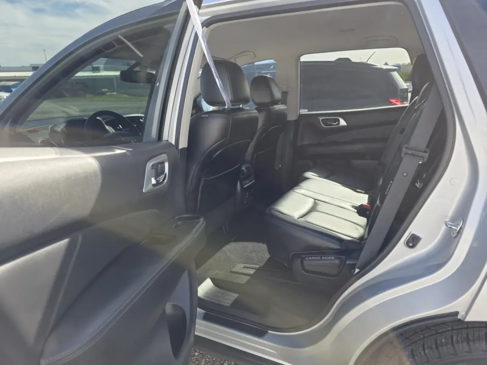 2018 Nissan PATHFINDER S; SL; PL (5N1DR2MM9JC) with an Other engine, located at 15 Petro Dr, Warsaw, IN, 46582, (574) 306-0055, 41.273563, -85.857544 - Are you ready to elevate your family adventures or conquer your daily commute? Look no further than this stunning 2018 Nissan Pathfinder, available now at Auto Credit in Warsaw, Indiana! Perfect for growing families and those who crave versatility in their vehicles, this 4-door wagon balances comfor - Photo#5