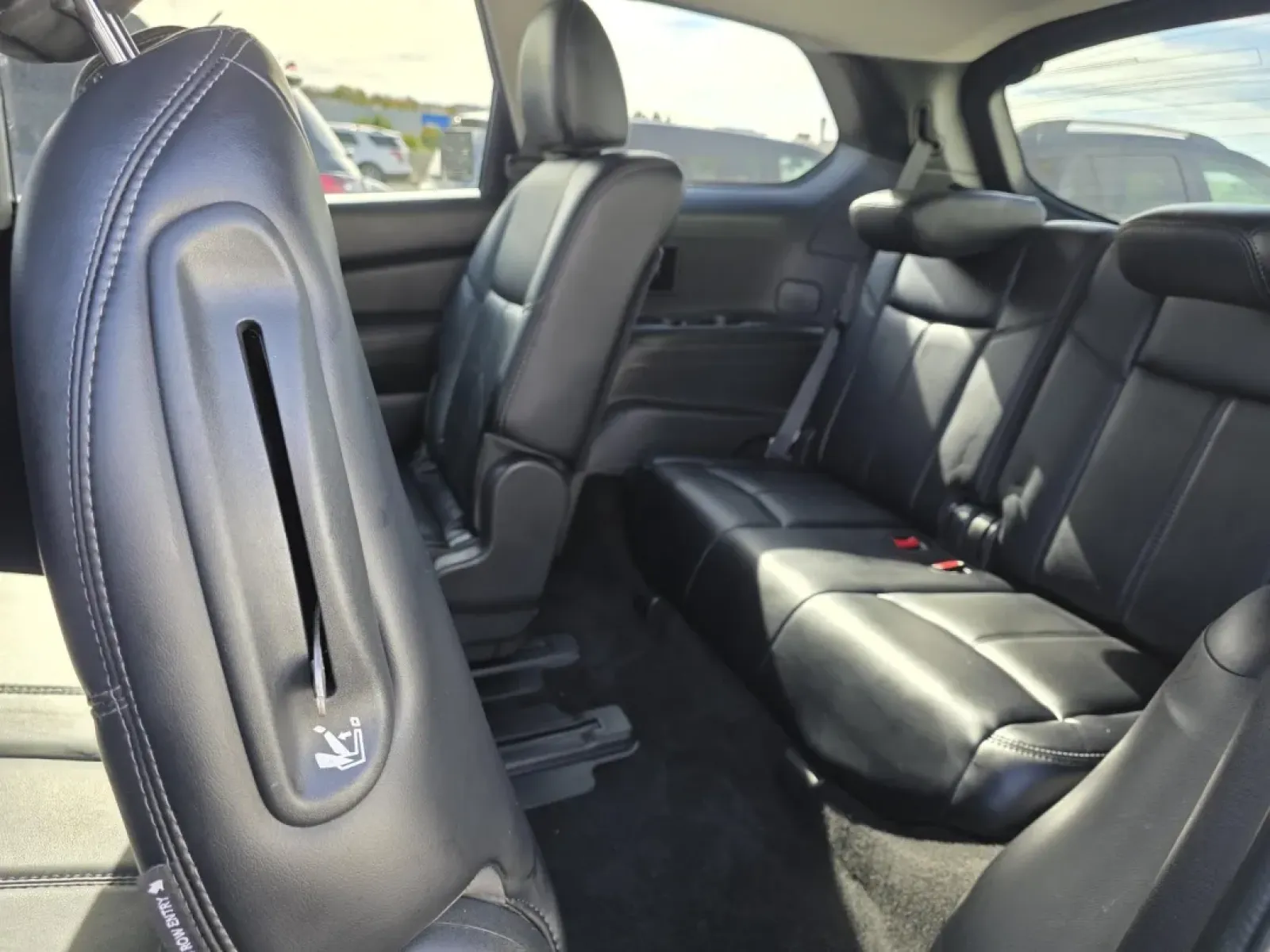 2018 Nissan PATHFINDER S; SL; PL (5N1DR2MM9JC) with an Other engine, located at 15 Petro Dr, Warsaw, IN, 46582, (574) 306-0055, 41.273563, -85.857544 - Are you ready to elevate your family adventures or conquer your daily commute? Look no further than this stunning 2018 Nissan Pathfinder, available now at Auto Credit in Warsaw, Indiana! Perfect for growing families and those who crave versatility in their vehicles, this 4-door wagon balances comfor - Photo#6