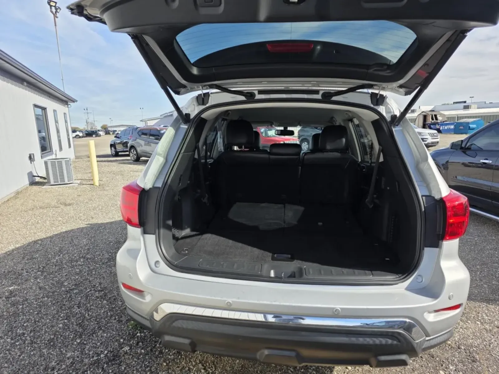 2018 Nissan PATHFINDER S; SL; PL (5N1DR2MM9JC) with an Other engine, located at 15 Petro Dr, Warsaw, IN, 46582, (574) 306-0055, 41.273563, -85.857544 - Are you ready to elevate your family adventures or conquer your daily commute? Look no further than this stunning 2018 Nissan Pathfinder, available now at Auto Credit in Warsaw, Indiana! Perfect for growing families and those who crave versatility in their vehicles, this 4-door wagon balances comfor - Photo#7