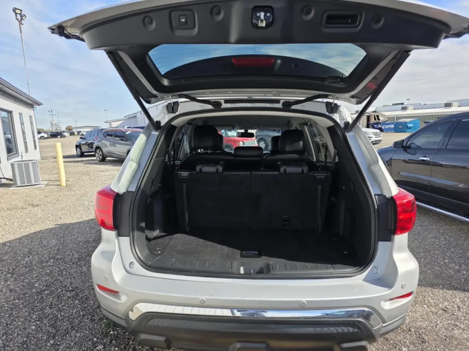 2018 Nissan PATHFINDER S; SL; PL (5N1DR2MM9JC) with an Other engine, located at 15 Petro Dr, Warsaw, IN, 46582, (574) 306-0055, 41.273563, -85.857544 - Are you ready to elevate your family adventures or conquer your daily commute? Look no further than this stunning 2018 Nissan Pathfinder, available now at Auto Credit in Warsaw, Indiana! Perfect for growing families and those who crave versatility in their vehicles, this 4-door wagon balances comfor - Photo#8