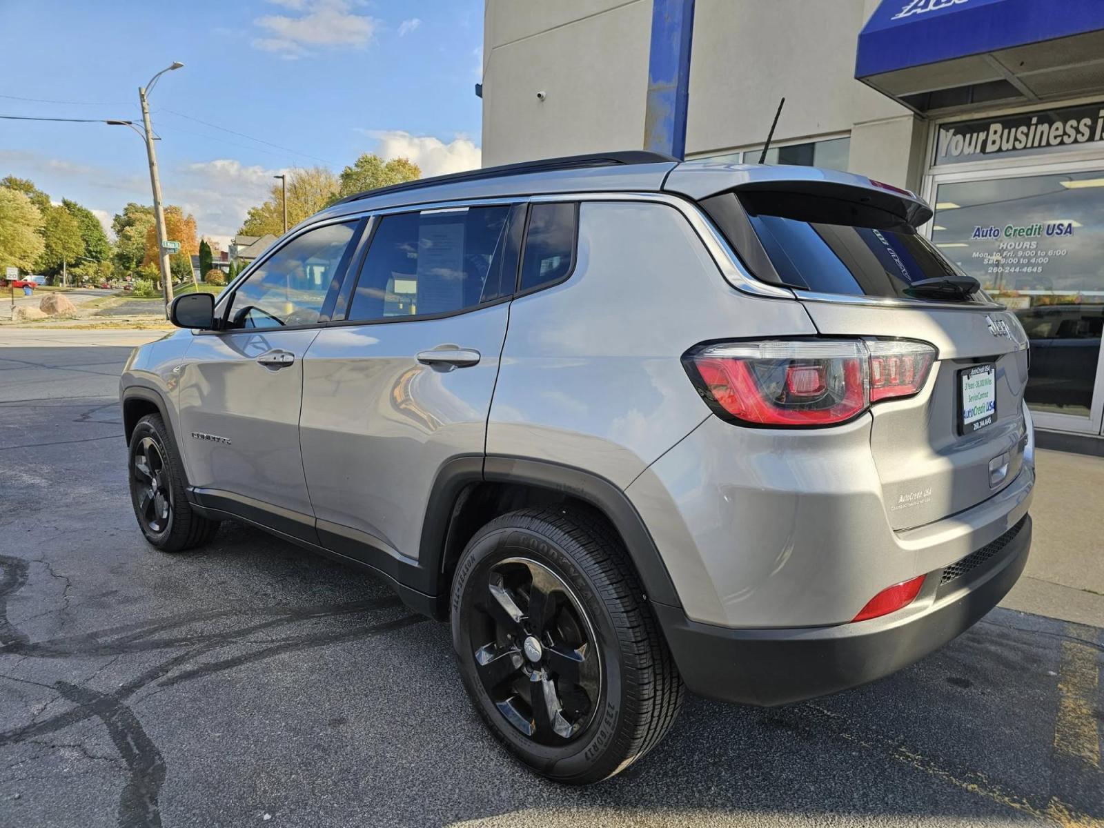 2018 SILVER /BLACK Jeep Compass Sport FWD (3C4NJCBB6JT) with an 2.4L L4 DOHC 16V engine, located at 502 South Main Street, Columbia City, IN, 46725, (260) 244-4645, 41.151382, -85.490578 - Photo#2