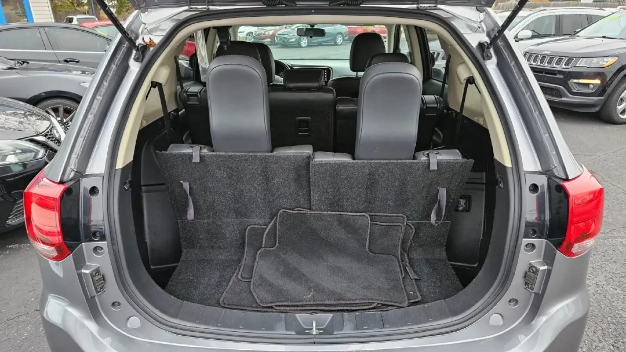 2019 Mitsubishi Outlander (JA4AD3A31KZ) with an Other engine, located at 5744 Central Avenue, Toledo, OH, 43615, (419) 724-0130, 41.676781, -83.682137 - **Discover Your Next Adventure with a 2019 Mitsubishi Outlander at Auto Credit in Toledo, OH!**<br /> <br /> Are you looking for the perfect vehicle to enhance your family's lifestyle, fit your daily commute, or accompany you on weekend getaways? Look no further! The 2019 Mitsubishi Outlander is the - Photo#4