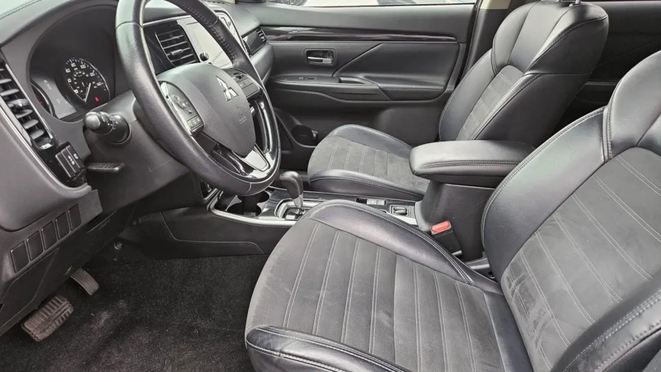 2019 Mitsubishi Outlander (JA4AD3A31KZ) with an Other engine, located at 5744 Central Avenue, Toledo, OH, 43615, (419) 724-0130, 41.676781, -83.682137 - **Discover Your Next Adventure with a 2019 Mitsubishi Outlander at Auto Credit in Toledo, OH!**<br /> <br /> Are you looking for the perfect vehicle to enhance your family's lifestyle, fit your daily commute, or accompany you on weekend getaways? Look no further! The 2019 Mitsubishi Outlander is the - Photo#5