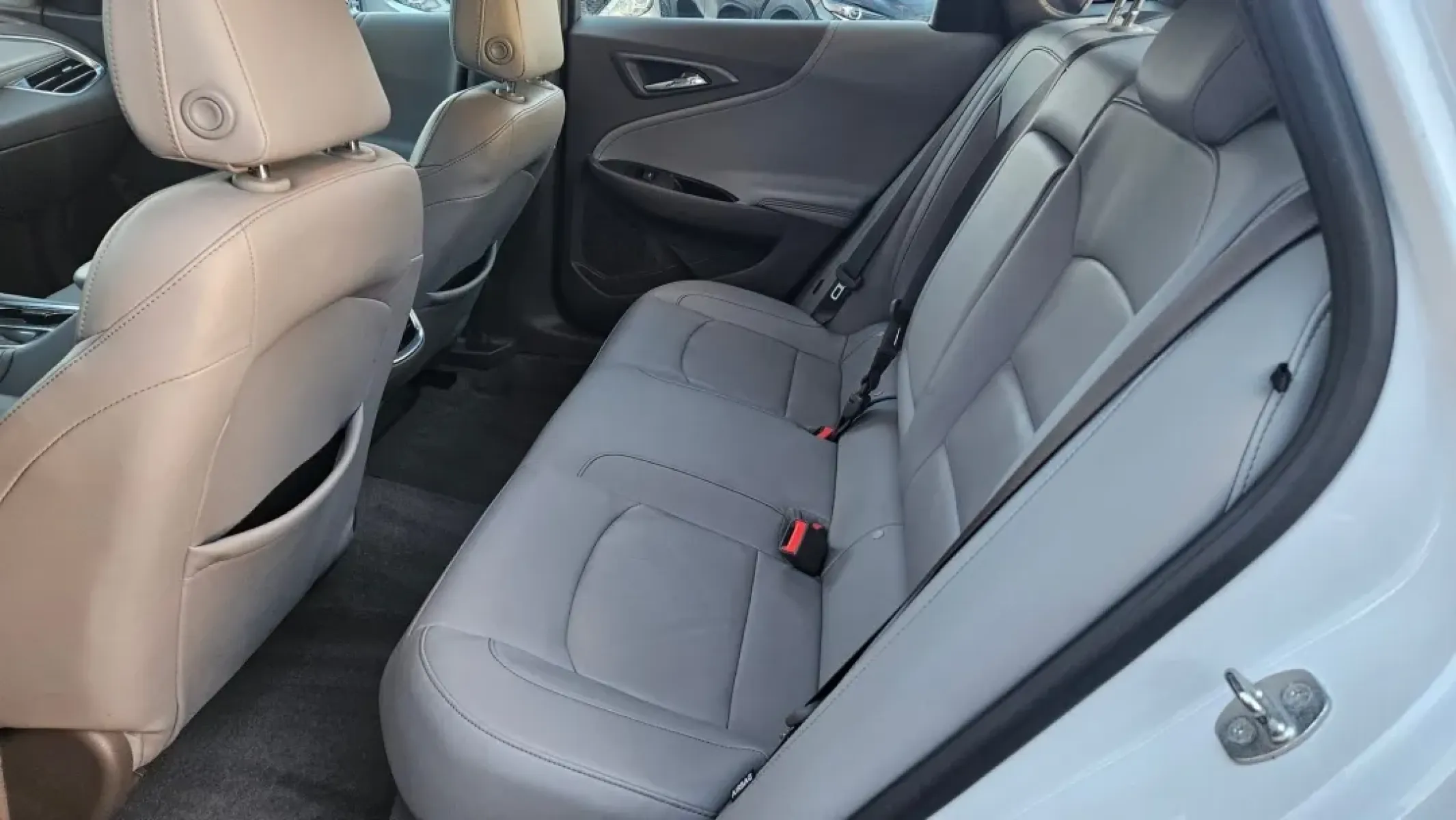 2017 Chevrolet MALIBU LT (1LT) (1G1ZE5ST7HF) with an Other engine, located at 5744 Central Avenue, Toledo, OH, 43615, (419) 724-0130, 41.676781, -83.682137 - **Experience Unmatched Comfort and Style with the 2017 Chevrolet Malibu LT at Auto Credit in Toledo, OH!**<br /> <br /> Are you a busy commuter navigating the bustling streets of Toledo or perhaps a parent looking for a dependable vehicle to accommodate your growing family? Look no further! The 2017 - Photo#5