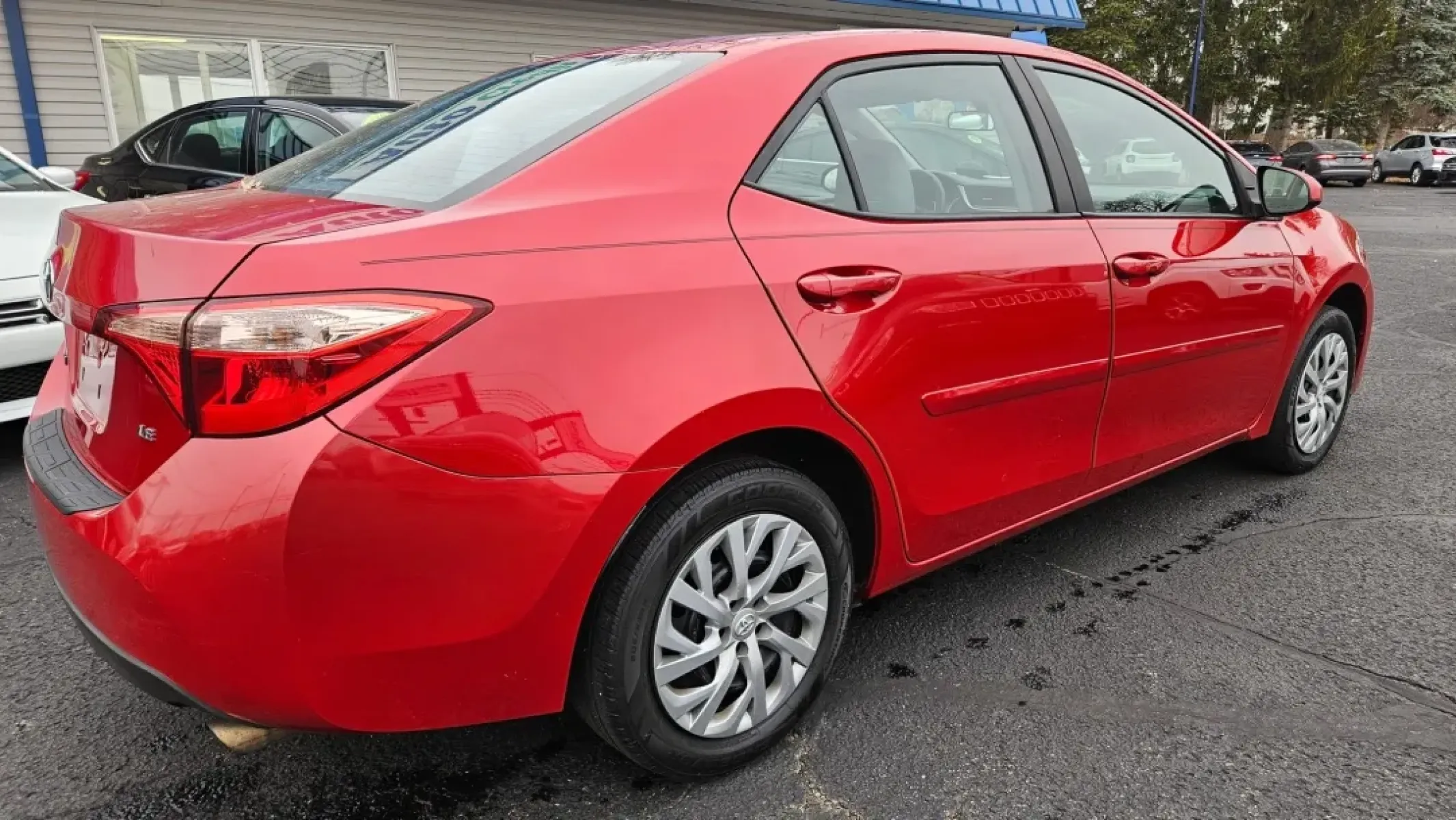 2018 Toyota COROLLA SE; LE; XLE; (2T1BURHE5JC) with an Other engine, located at 5744 Central Avenue, Toledo, OH, 43615, (419) 724-0130, 41.676781, -83.682137 - Looking for a reliable ride that can comfortably take you through daily commutes, family outings, or weekend adventures? Look no further than this stunning 2018 Toyota Corolla, now available at Auto Credit in Toledo, Ohio. With an exterior that dazzles in a vibrant red and a reputation for reliabili - Photo#3
