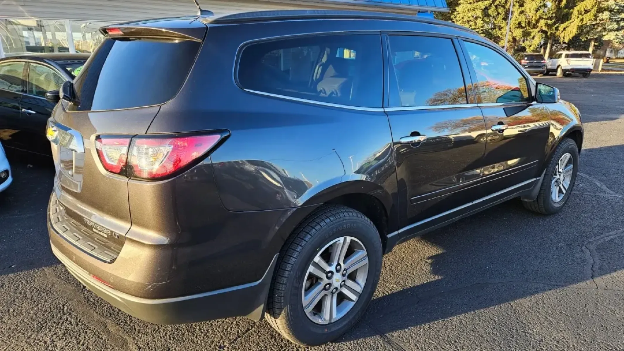 2015 Chevrolet TRAVERSE 1LT (1GNKRGKD3FJ) with an Other engine, located at 5744 Central Avenue, Toledo, OH, 43615, (419) 724-0130, 41.676781, -83.682137 - **Discover Your Next Adventure with the 2015 Chevrolet Traverse 1LT!**<br /> <br /> Are you looking for a vehicle that seamlessly fits into your busy lifestyle? Whether you're a growing family needing extra space, a commuter tackling long drives, or someone who enjoys weekend getaways, the 2015 Chev - Photo#3