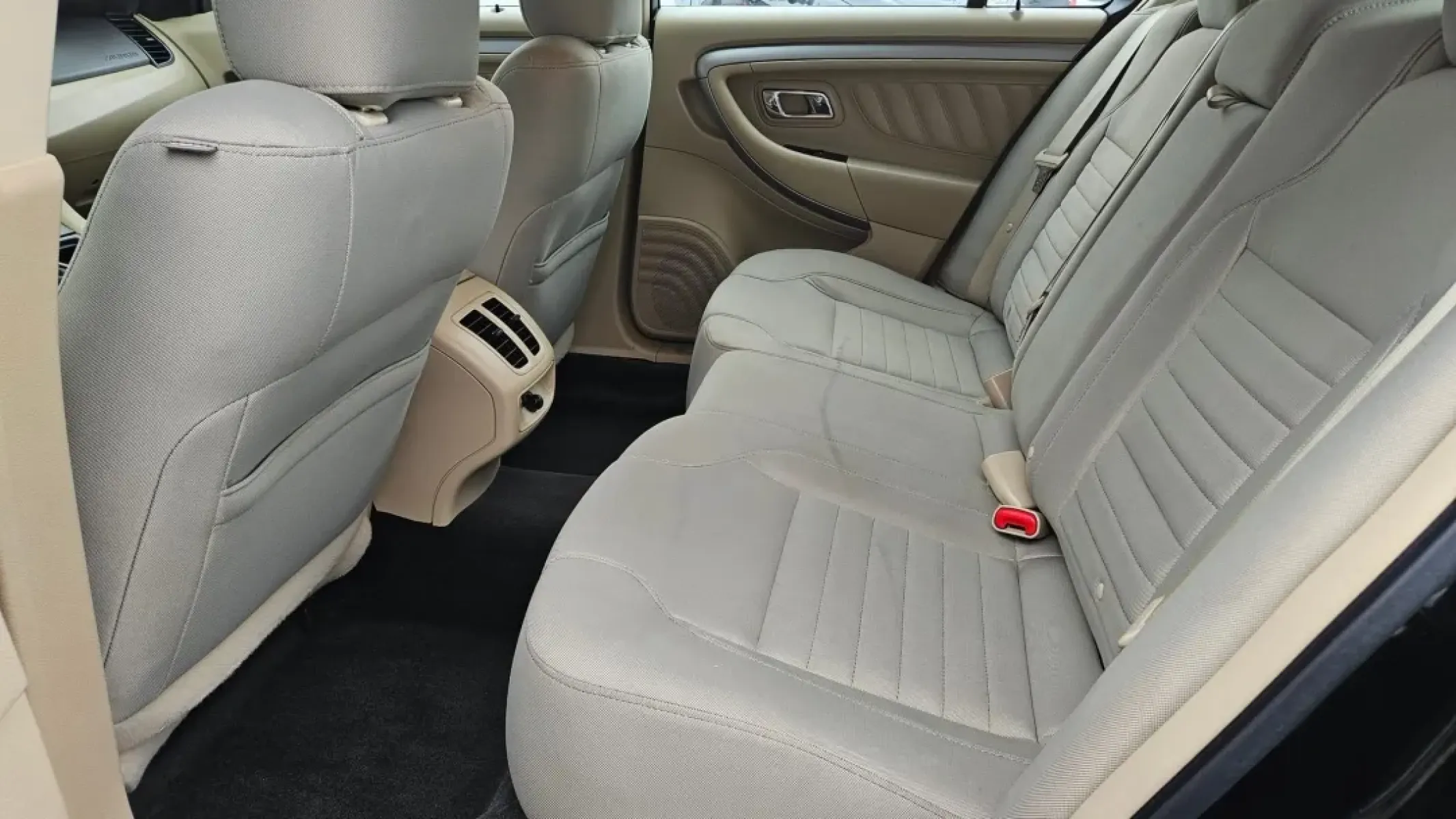 2018 Ford TAURUS SE (1FAHP2D86JG) with an Other engine, located at 5744 Central Avenue, Toledo, OH, 43615, (419) 724-0130, 41.676781, -83.682137 - **Drive Your Future with Confidence: 2018 Ford Taurus SE at Auto Credit in Toledo, OH**<br /> <br /> Are you in the market for a dependable sedan that caters to your daily commuting needs while providing comfort and style? Look no further! The 2018 Ford Taurus SE is the perfect vehicle for budget-co - Photo#6