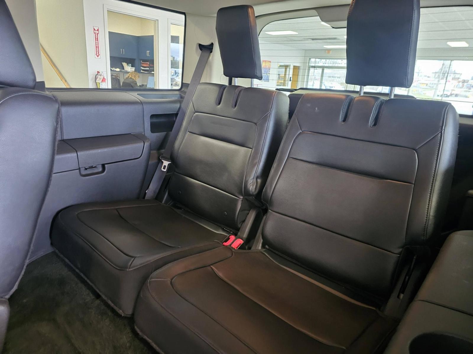 2018 SILVER /black Ford Flex SEL FWD (2FMGK5C8XJB) with an 3.5L V6 DOHC 24V engine, 6A transmission, located at 502 South Main Street, Columbia City, IN, 46725, (260) 244-4645, 41.151382, -85.490578 - Photo#4